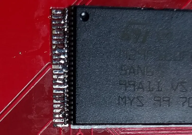 Chip with solder bridges after hot air reflow