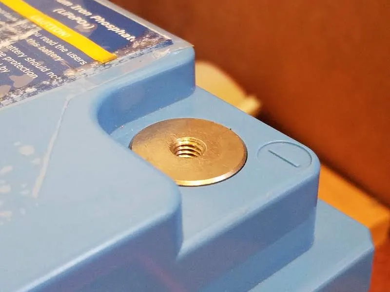 Threaded terminal on the battery